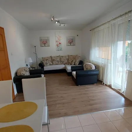 Zoeldfa Apartmanhaz * エゲル